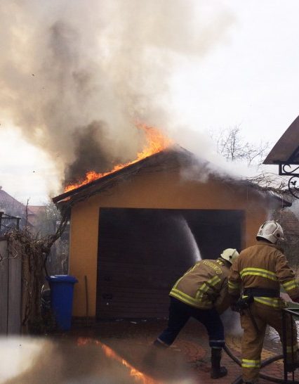 У Виноградові пильний сусід побачив пожежу в гаражі та забив на сполох (фото)