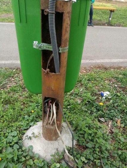 Ужгородцям та гостям міста несуть загрозу небезпечні вуличні ліхтарі (фото)