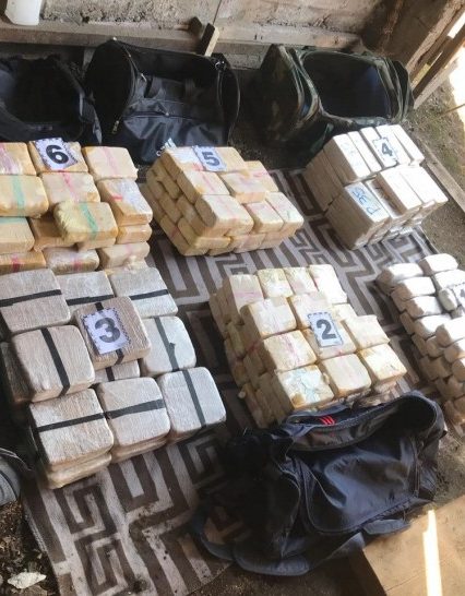 На Закарпатті прокуратура погодила підозру наркокур’єру, вдома у якого вилучено близько 130 кг героїну (ФОТО)