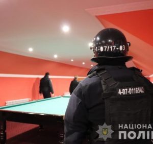 Поліція проводить обшуки у Берегові за місцем проживання підозрюваних у хуліганстві (фото)
