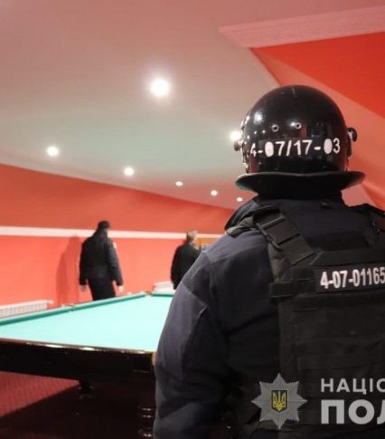 Поліція проводить обшуки у Берегові за місцем проживання підозрюваних у хуліганстві (фото)
