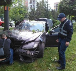 Водій, який перебуває у кримінальному розшуку поліції, вчинив п’яну ДТП в Ужгороді (фото)