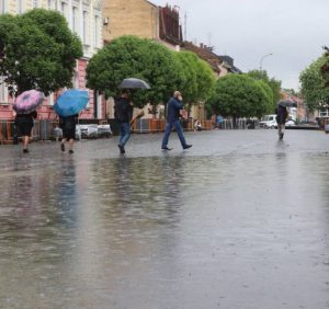 Ужгородці «вітають» мера за реконструйовану площу Петефі (фото)