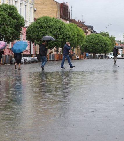 Ужгородці «вітають» мера за реконструйовану площу Петефі (фото)