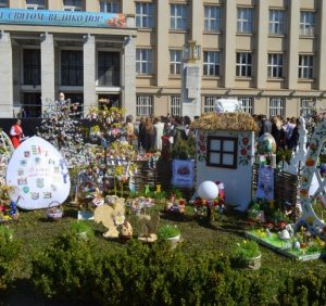 На головній площі Закарпаття вже вп’яте розквітли писанками великодні дерева (ФОТО)