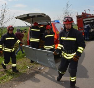 Під Ужгородом автобус із школярами «умовно» врізався у трактор. Як спрацювали медики і рятувальники (фото)