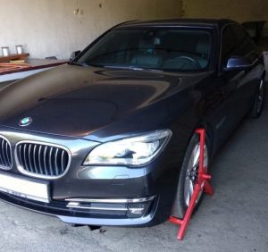Закарпатські митники, через 680 пачок прихованих цигарок, вилучили «BMW 730D»