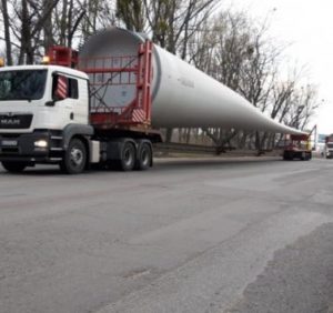 На Закарпатті помітили фури з комплектуючими до гігантських вітряків (ФОТО)