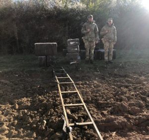 Поблизу кордону з Угорщиною затримали контрабандиста та залишені ним сигарети (фото)