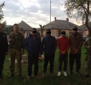 Групу нелегалів затримали поблизу кордону зі Словаччиною