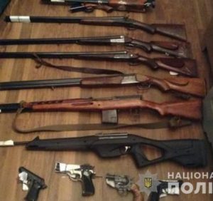 Лише за добу закарпатці здали в поліцію два десятки одиниць нелегальної зброї (відео)