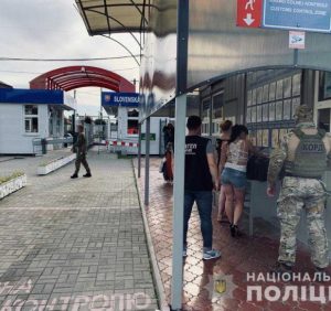 Закарпатські поліцейські попередили спробу “сексуальної” торгівлі людьми