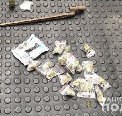 В Ужгороді під час обшуку в автомобілі поліцейські вилучили марихуану