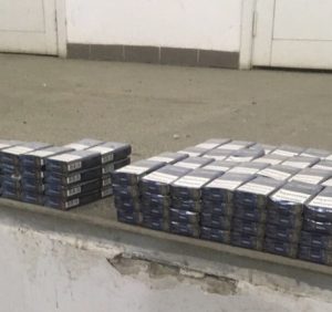 У легковику закарпатця прикордонники виявили тайник з сигаретами