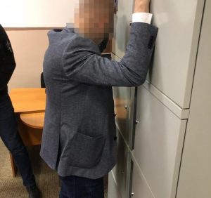На Закарпатті прокуратура затримала доцента юрфаку УжНУ при отриманні 4500 грн неправомірної вигоди (фото)