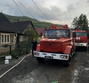 У Рахові пожежники боролись з вогнем у двох сусідських будинках (фото, відео)