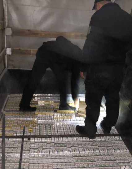 Українець позбувся на Закарпатській митниці і авто, і причепа, і партії цигарок