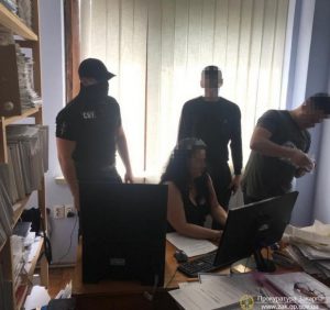 Прокуратура та СБУ викрили державного реєстратора – начальника відділу Іршавської РДА, яка вимагала 500 доларів хабаря