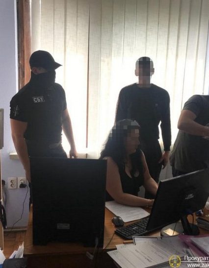 Прокуратура та СБУ викрили державного реєстратора – начальника відділу Іршавської РДА, яка вимагала 500 доларів хабаря