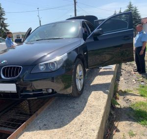 Українка «подарувала» закарпатським митникам BMW «530D» через приховані 130 пачок цигарок