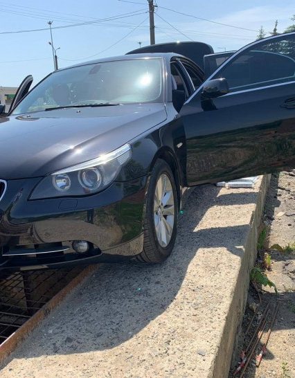 Українка «подарувала» закарпатським митникам BMW «530D» через приховані 130 пачок цигарок