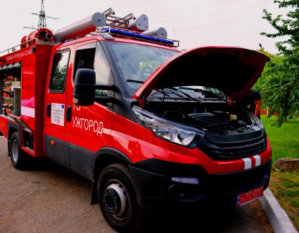 Ужгородські рятувальники отримали сучасний пожежний автомобіль за кошти Євросоюзу