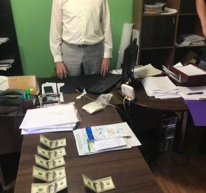На Закарпатті викрито завідувача сектору Рахівської РДА та директора комунального підприємства, які вимагали 1500 дол США хабара