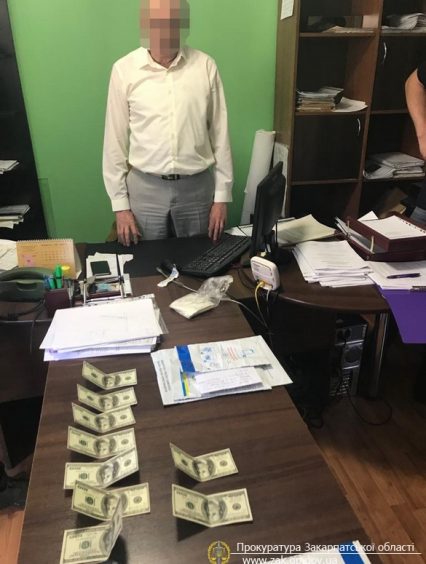На Закарпатті викрито завідувача сектору Рахівської РДА та директора комунального підприємства, які вимагали 1500 дол США хабара