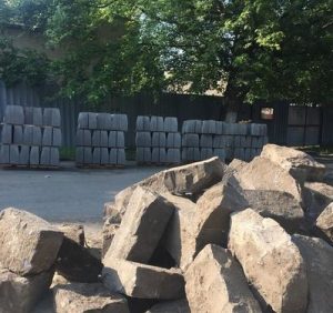 Влада Ужгорода продовжує злочинну практику заміни добротних кам’яних бордюрів на крихкі цементні