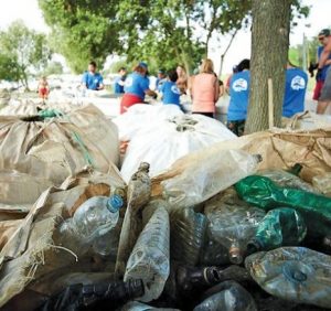 Угорські активісти зібрали 3 тонни сміття, яке потрапило в Угорщину Тисою із Закарпаття