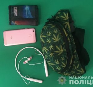 У Мукачеві судимий чоловік, застосувавши силу, пограбував 17-річну дівчину