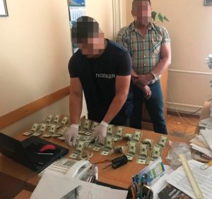 Затримано начальника Виноградівського міжрайонного Управління водного господарства на хабарі у 4200 доларів