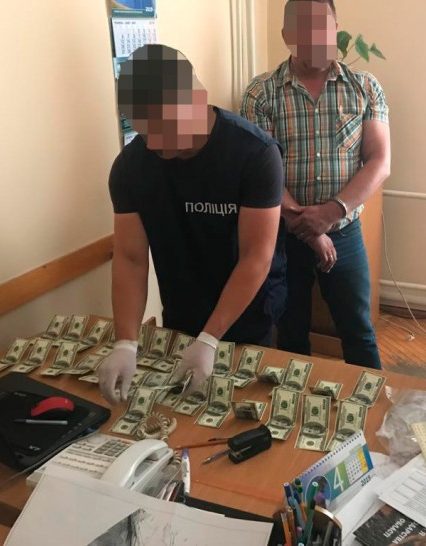 Затримано начальника Виноградівського міжрайонного Управління водного господарства на хабарі у 4200 доларів