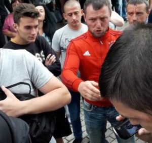 На Закарпатті “підігрітий” натовп ледь не лінчував представника Уповноваженого з прав людини та двох журналістів (фото)