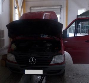 Тайник з контрабандними сигаретами виявили у мікроавтобусі, що прямував в Угорщину
