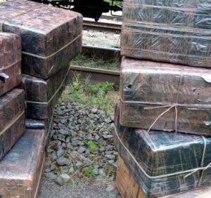 Руда із сигаретним присмаком: вантажний потяг перевозив контрабанду (фото)