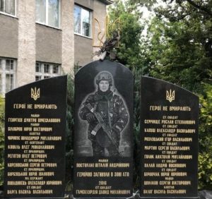 Криворукі працівники Ужгородського міського голови Андріїва нездатні доглядати за меморіалом загиблим воїнам АТО (відео)