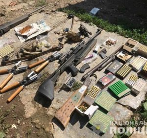 Правоохоронці викрили на збуті зброї хустянина. Удома чоловік зберігав цілий арсенал