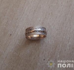 Закарпатець схопив за руки екс-кохану і залишив її без золотої каблучки