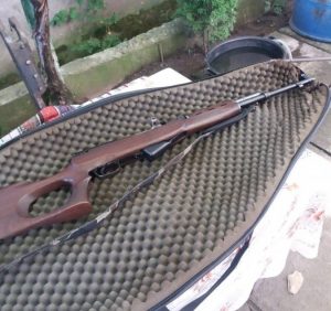 В ході обшуків помешкання жителя Мукачівщини поліція виявила плантацію коноплі, вилучила зброю, набої та наркотики