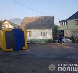 На Рахівщині рейсовий автобус зіштовхнувся із легковиком. Є постраждалі (фото)