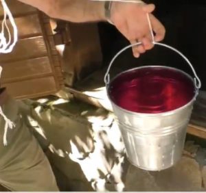 Колодязь на вулиці Далекій в Ужгороді, де виявили червону воду, почистили (відео)