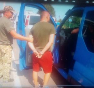 Прикордонники затримали українця, який мікроавтобусом проривався в Україну (фото)