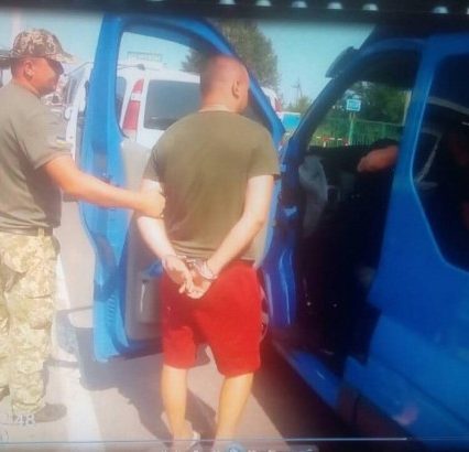 Прикордонники затримали українця, який мікроавтобусом проривався в Україну (фото)