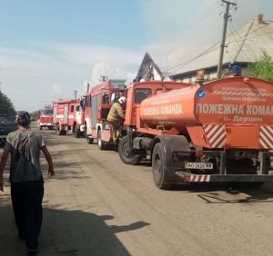 Мукачівські вогнеборці ліквідували пожежу в будинку та не допустили знищення вогнем оселі сусідів (фото)