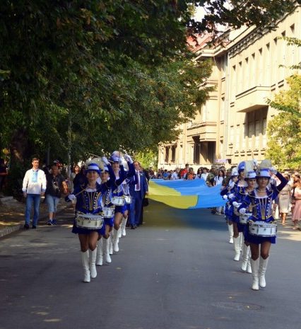 Ужгород яскраво відзначає День прапора (фото, відео)