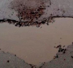 Жителі вулиці Грушевського в Ужгороді щодня змушені діставатись до осель через калюжі (відео)