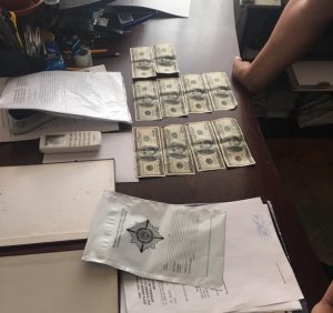 На Закарпатті затримано жінку, яка за 1000 доларів США спробувала підкупити поліцейського