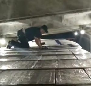 У вантажівці під піддонами прикордонники знайшли понад 20 тисяч пачок сигарет (відео)