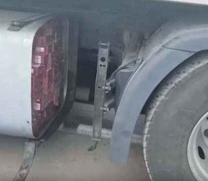 Громадянин Сербії в паливних баках вантажівки перевозив сигарети (відео)